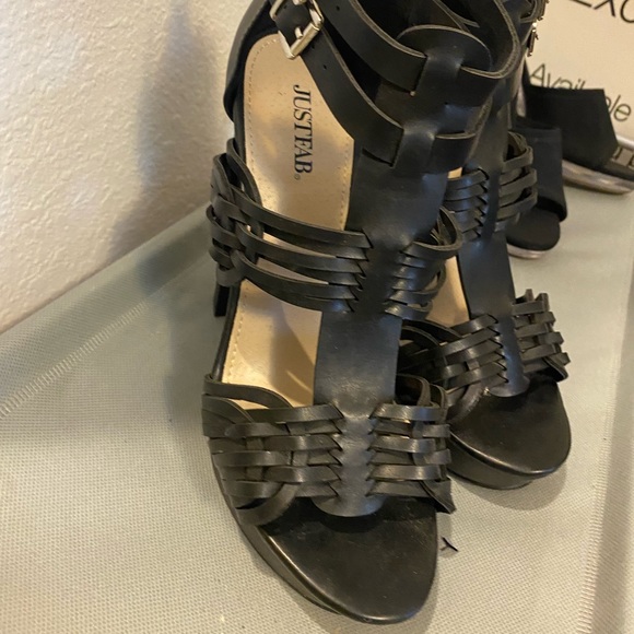 Size 7 black woman’s heels - Picture 3 of 5